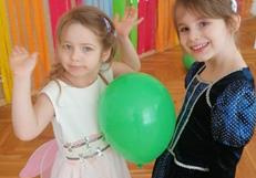 dzieczynki z balonami